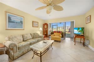 41 High Point Cir S 107, Naples