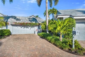 667 Bridgeway Ln, Naples