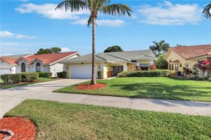478 Countryside Dr, Naples