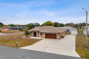 401 Candlewick Cir E, Lehigh Acres