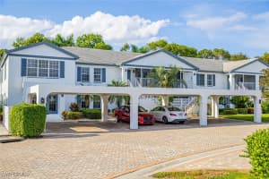 823 Tanbark Dr 101, Naples