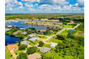 200 Cays Dr, Naples
