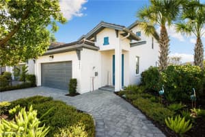 7437 Rockefeller Dr, Naples