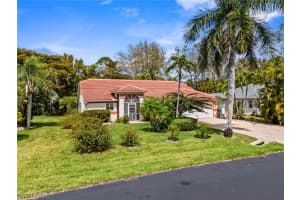 930 Moon Lake Dr, Naples