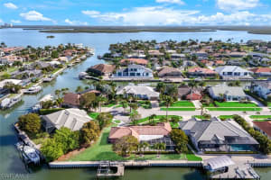 358 Grapewood Ct, Marco Island