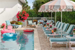 10042 Vanderbilt Dr, Naples