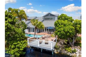 654 Bridgeway Ln 127, Naples