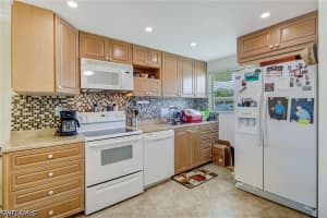 49 High Point Cir S 102, Naples