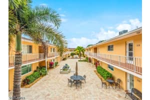 578 Broad Ave S 578, Naples