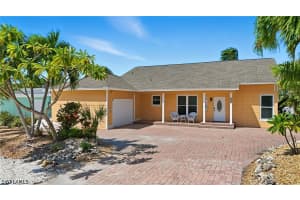 421 Connecticut St, Fort Myers Beach