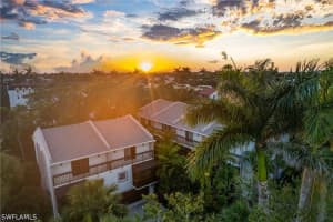 995 9th Ave S 4, Naples
