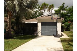 3712 Brentwood Court, Melbourne