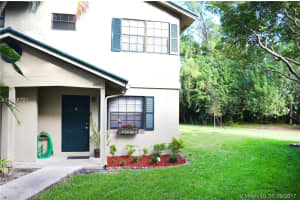 484 Westtree Ln 484, Plantation