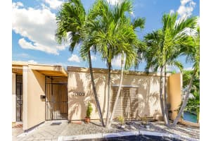 7003 Crown Gate Ct, Miami Lakes