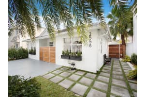 2558 Ne 206th Ter, Miami