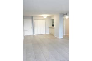 8840 Fontainebleau Blvd 402, Miami