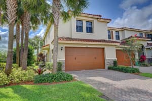 120 E Riverwalk Cir E, Plantation