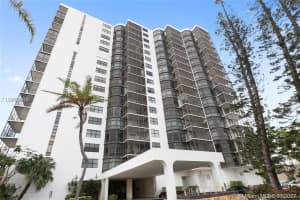 20100 W Country Club Dr 1102, Aventura