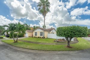 920 Sw 88th Ter, Pembroke Pines