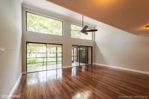 5054 S University Dr, Davie