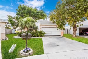 390 W Riverbend Dr, Sunrise