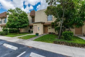 535 N Pine Island Rd 19, Plantation