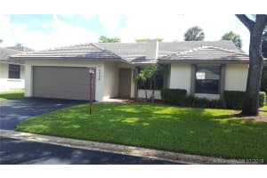 1520 Lakeview Cir, Coral Springs