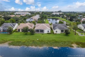 6904 S Lakeside Cir S, Davie
