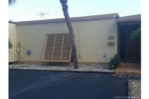 7020 Crown Gate Dr, Miami Lakes