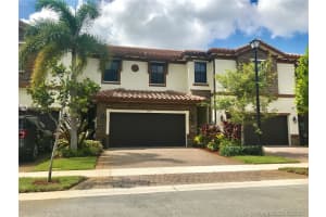 807 E Village Cir 4f, Davie
