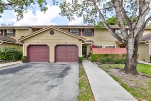 9069 Vineyard Lake Dr, Plantation