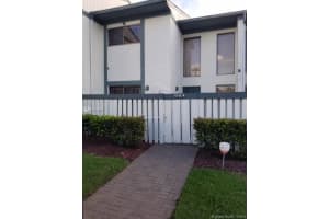 664 Ne 195th St 664, Miami