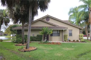 9180 Vineyard Lake Dr, Plantation