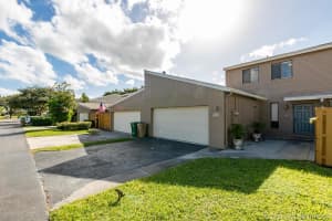 5126 S University Dr, Davie