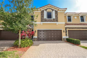 824 W Village Cir 0, Davie