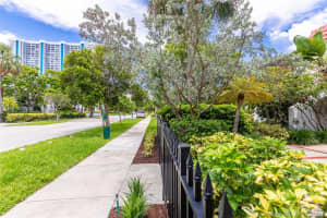 350 Grapetree Dr 408, Key Biscayne