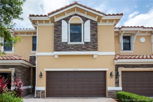 824 W Village Circle, Davie