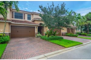 124 W Riverwalk Cir W 124, Plantation