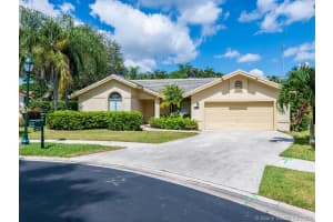 2015 Lakeshore Dr, Weston