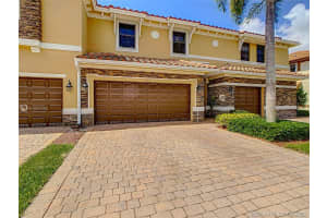 817 E Village Cir 817, Davie