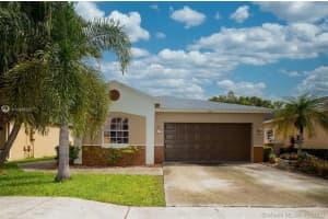 242 E Riverbend Dr, Sunrise