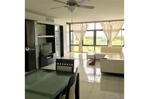 20100 W Country Club Dr 805, Aventura