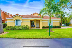 1560 N Trafalgar Cir, Hollywood