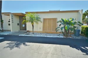 7020 Crown Gate Ct, Miami Lakes