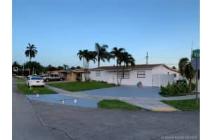 7898 Nw 173rd St, Hialeah