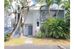 2718 S University Dr 17b, Davie