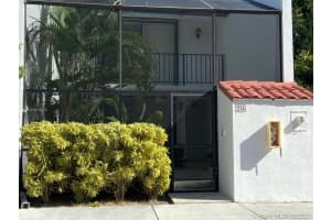 450 Grapetree Dr 314, Key Biscayne
