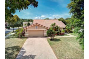 1975 Lakeshore Dr, Weston