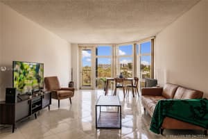 20100 W Country Club Dr 402, Aventura