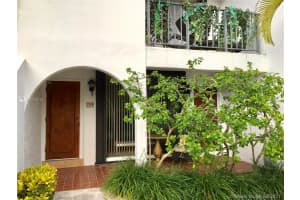 425 Grapetree Dr 209, Key Biscayne